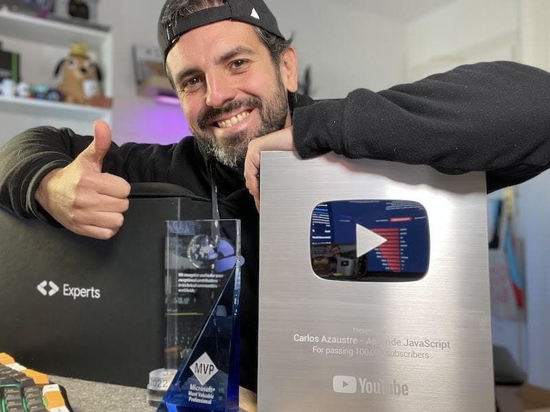 Carlos Azaustre con el botón de plata de YouTube (100k suscriptores) y el trofeo Microsoft MVP 2022