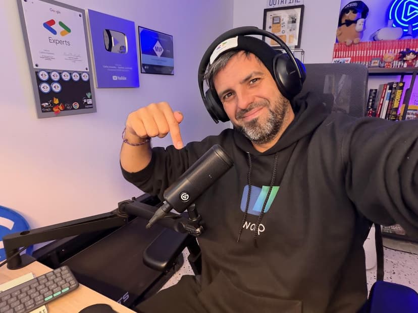Carlos Azaustre en su setup de streaming