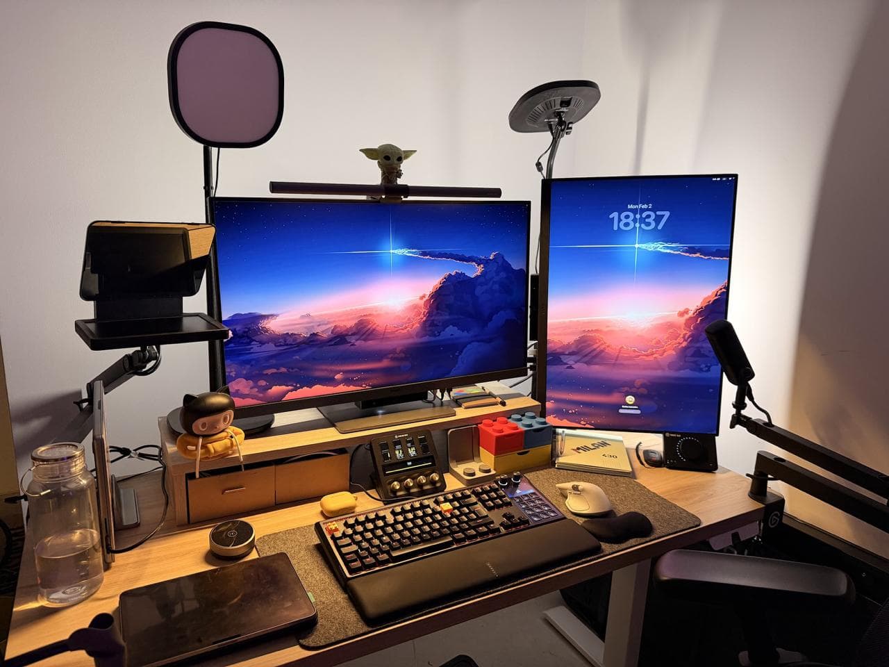 Mi setup — escritorio con monitores, teclado mecánico y accesorios Elgato